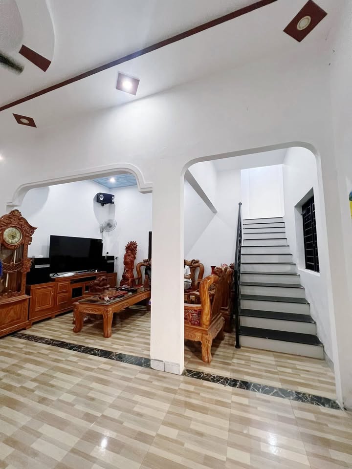 Nhà 2 tầng mặt tiền 7m tại Ngọc Hà, giá 1.8 tỷ - Hướng Đông, gara ô tô rộng rãi!