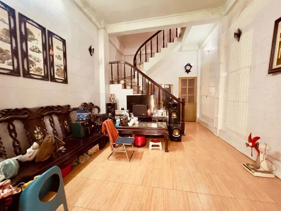 Nhà mặt ngõ Nguyễn Thái Học, Ba Đình, 50m² giá 16.5 tỷ - Sổ đỏ chính chủ, thuận tiện di chuyển!