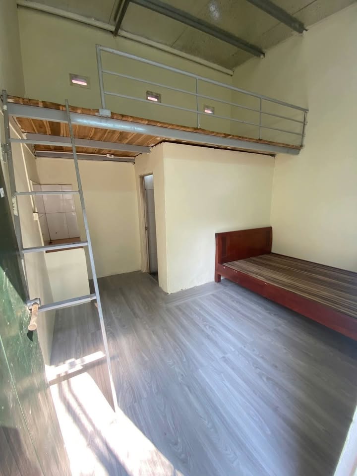 Phòng trọ khép kín 15m² tại Bắc Từ Liêm - Giá 1.9 triệu/tháng, gác xép tiện nghi!