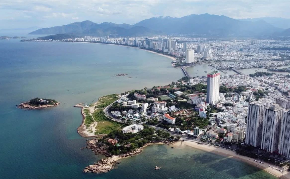 Nhà cho thuê 2 mặt tiền đường 2/4, Nha Trang 198m² - Vỉa hè rộng, kinh doanh thuận lợi!