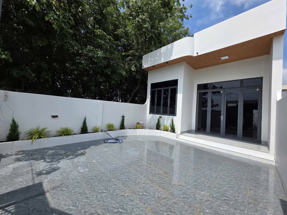 Nhà mới xây khu phố 10 Hưng Long 6m² giá 1.05 tỷ - Sân đậu ô tô thoải mái!