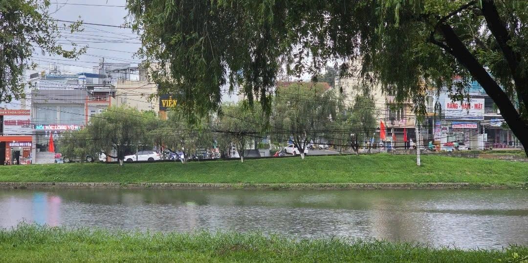 Nhà liền kề mặt tiền Nguyễn Thị Minh Khai, Bảo Lộc 300m² giá 9 tỷ - Đầu tư sinh lời cao!