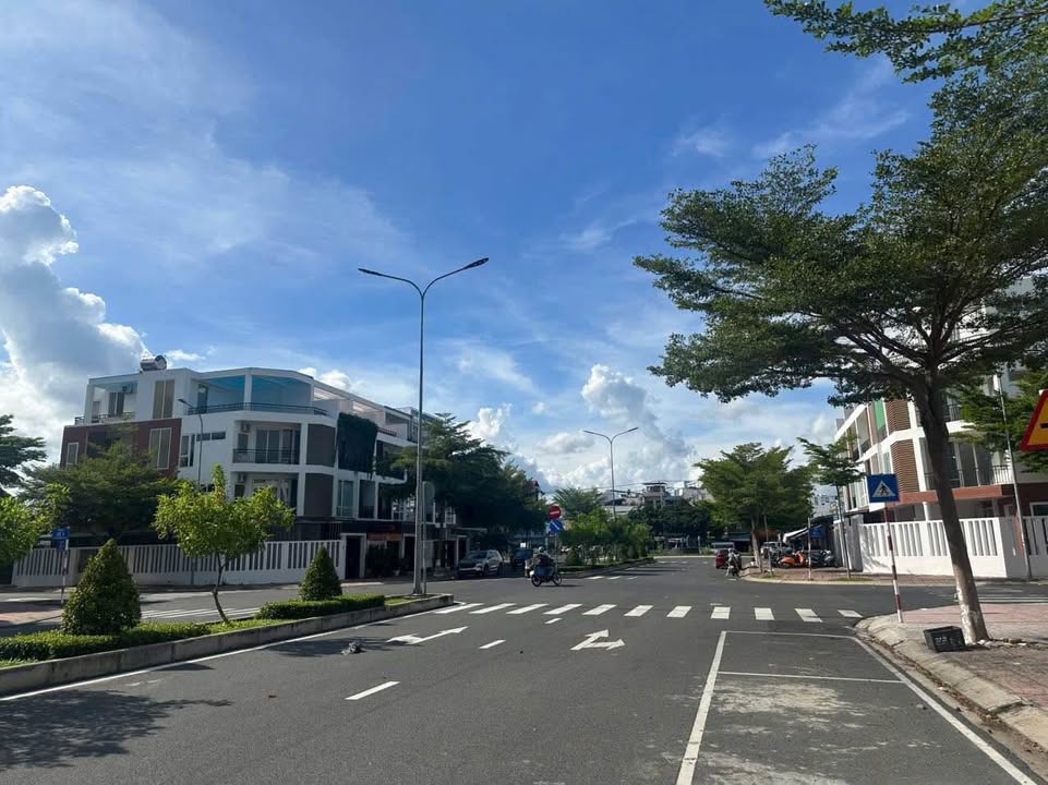 Nhà thô 4 tầng KĐT MIPECO Nha Trang 101.2m² chỉ 10.9 tỷ - Gần biển Trần Phú!