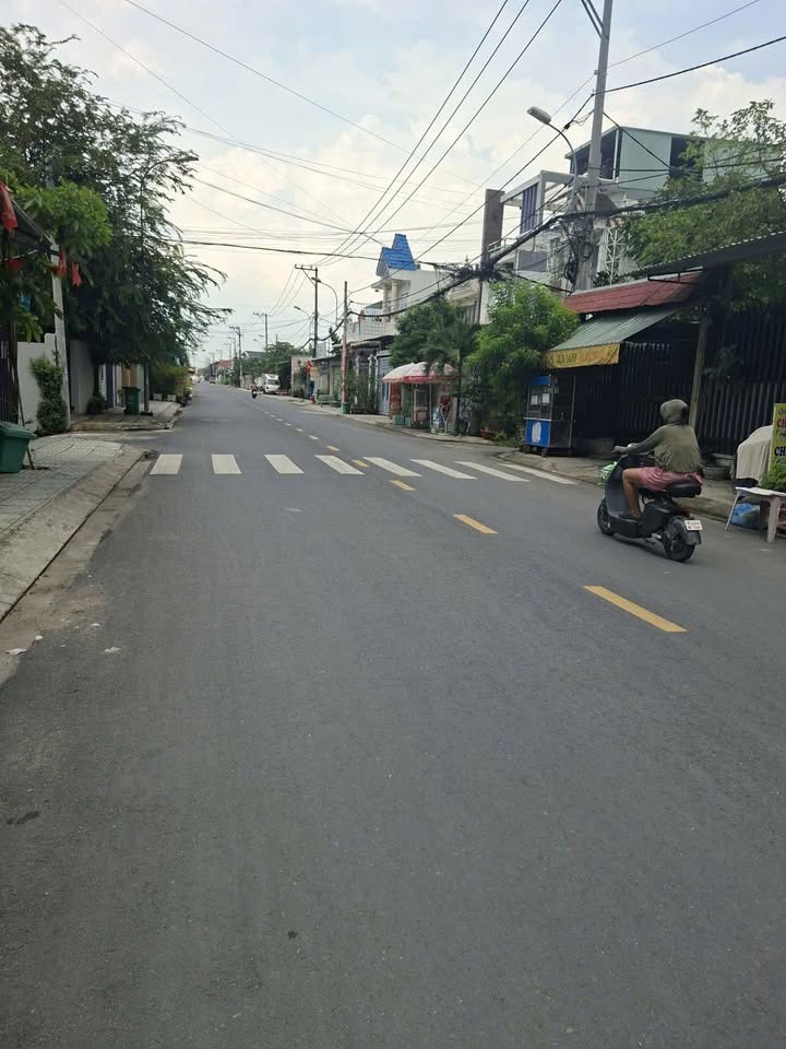 Bán gấp nhà cấp 4 góc 2 mặt tiền đường Bùi Thị Lùng, Hóc Môn - Giá 2.3 tỷ!