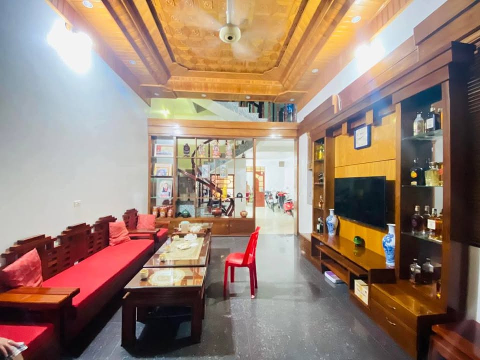 Nhà 2.5 tầng Quang Hanh 135m² giá 4 tỷ - Nội thất hiện đại, vị trí đắc địa!