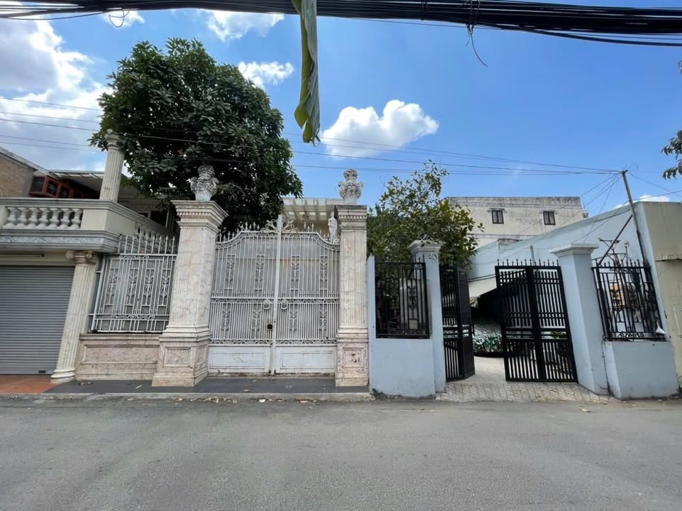 Nhà phố Bình Hòa, Thuận An 162m² giá 6.5 tỷ - Sổ hồng riêng, thuận tiện đi lại!