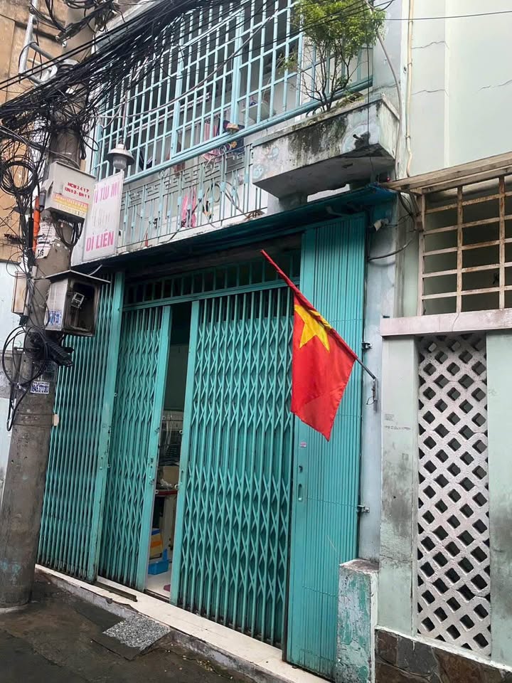 Nhà hẻm xe tải Lạc Long Quân 32m² giá 4,2 tỷ - Cơ hội đầu tư hấp dẫn!