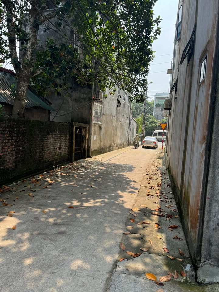 Đất Xuân Khanh 70m² giá 2 tỷ - Mặt tiền 5.75m, gần tiện ích