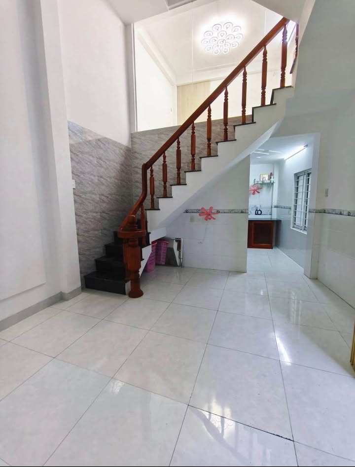 Nhà 2,5 tầng hẻm Lê Hồng Phong, Tuy Phước 30m² giá 2.2 tỷ - Vị trí trung tâm, tiện ích đầy đủ!