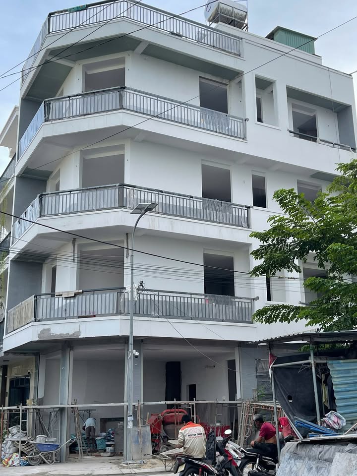 Cho thuê tòa nhà 5 tầng Lô góc Phan Văn Hớn, Quận 12 - Giá 30 triệu, Phù hợp kinh doanh!