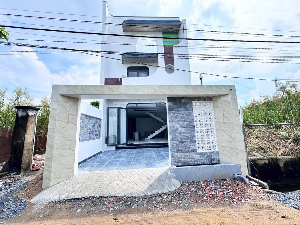 Nhà phố 120m² xã Đức Hòa Hạ, Long An giá 2.85 tỷ - Thiết kế hiện đại, tiện ích đầy đủ!