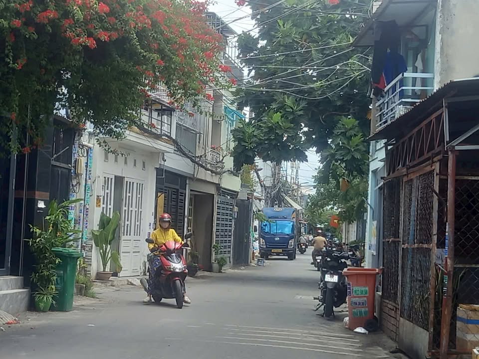 Nhà phố góc 2 mặt tiền Xuân Thới Thượng 170m² giá chỉ 2.7 tỷ - Kinh doanh lý tưởng!