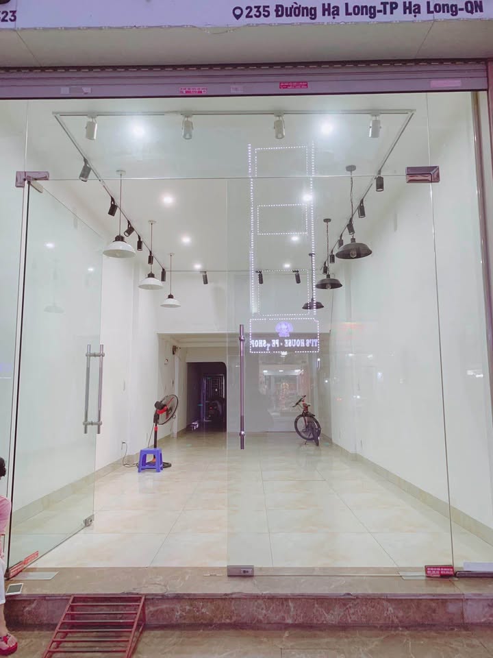 Cho thuê FrontHouse mặt đường Bãi Cháy, Hạ Long - Thỏa thuận giá hấp dẫn!