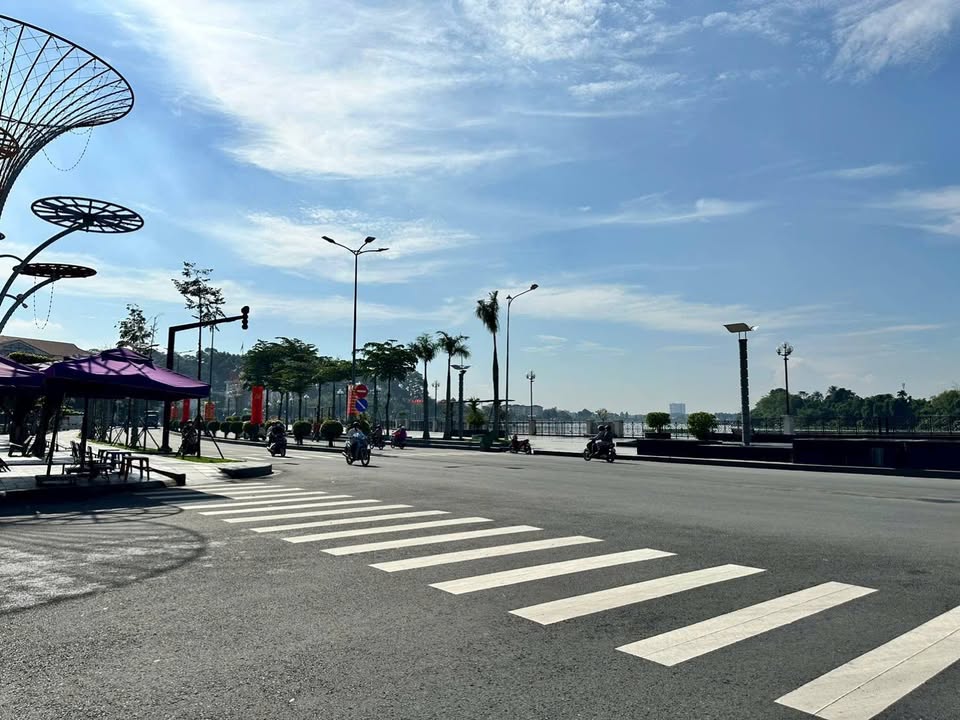 Nhà FrontHouse mặt tiền sông Bạch Đằng, Thủ Dầu Một, 120m² - Đầu tư sinh lời ngay!