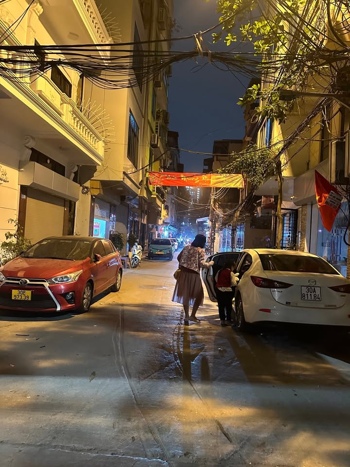 Nhà phố lô góc Tân Ấp, Ba Đình 50m² giá 10.5 tỷ - Chính chủ, thang máy tiện nghi!