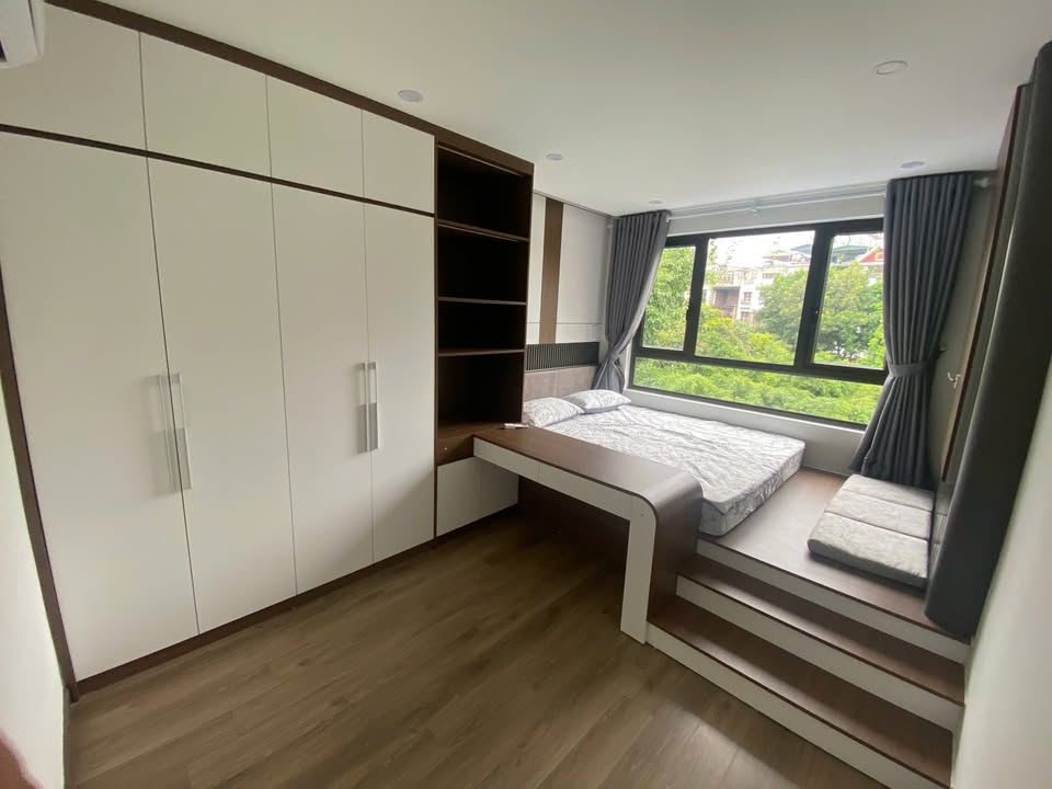 Nhà Lạc Long Quân, Ba Đình 40m² giá 16 tỷ - Mặt tiền rộng, view hồ thoáng mát!