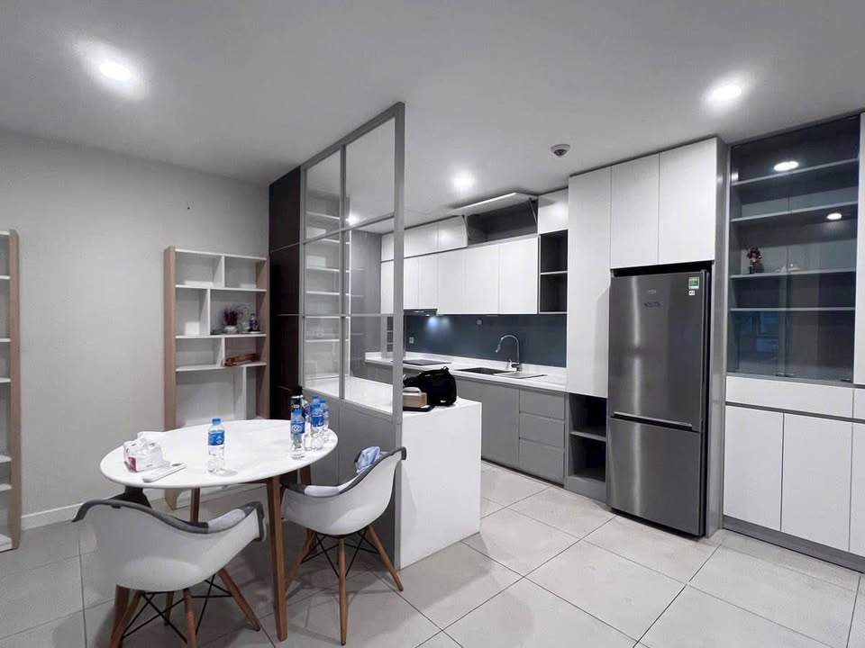 Căn hộ Kosmo Tây Hồ 85m² giá 10 triệu - Thiết kế hiện đại, ban công Đông Nam!