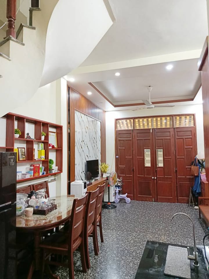 Nhà 3.5 tầng phường Đề Thám 33m² giá 2.2 tỷ - Chính chủ bán gấp!