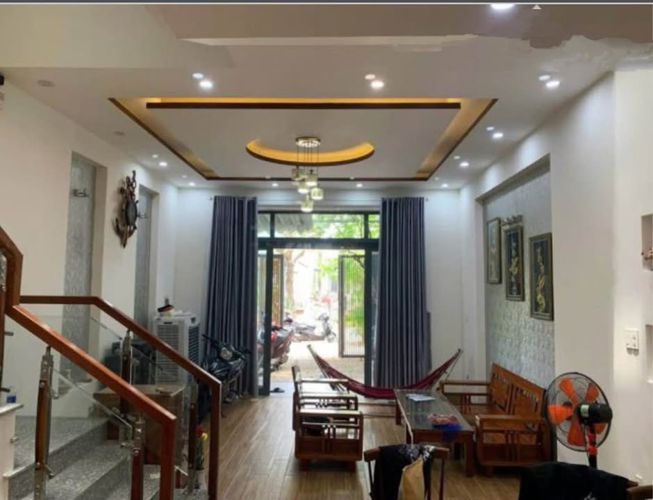 Nhà đẹp 3 tầng tại Hòa Xuân, Đà Nẵng 100m² giá 7.35 tỷ - Kinh doanh thuận lợi!