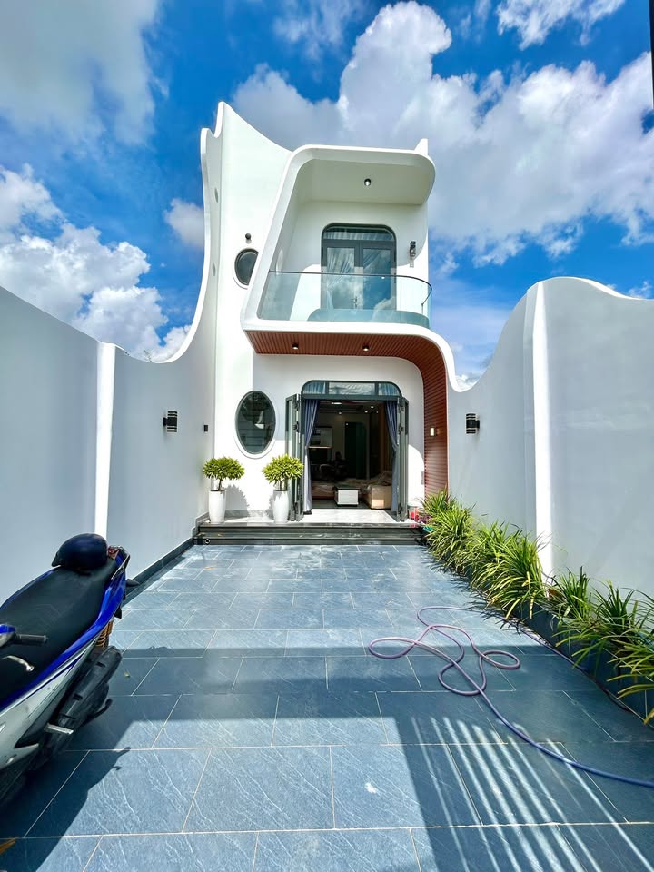 Nhà phố Cần Giuộc 103m² giá 2.7 tỷ - Mặt tiền đường nhựa kinh doanh sầm uất!