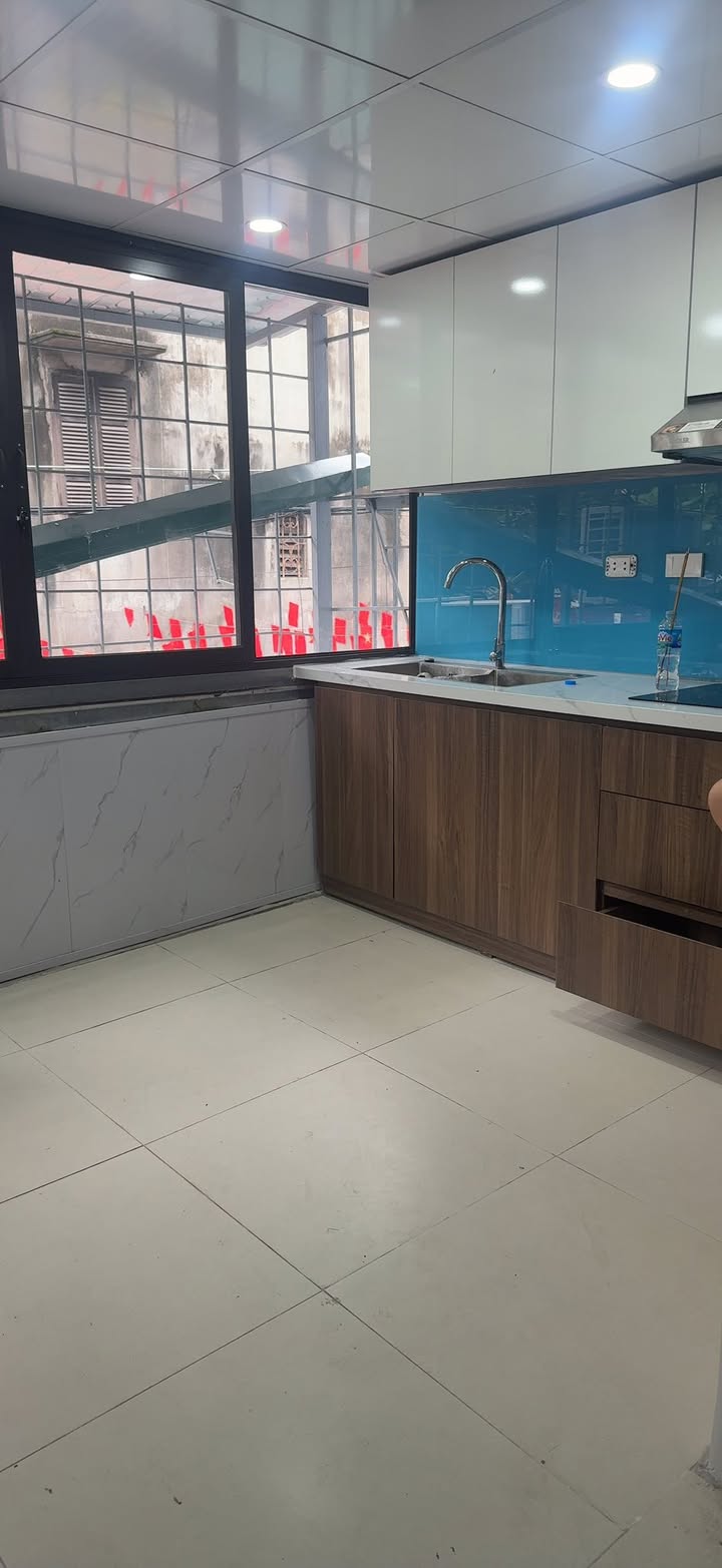 Căn hộ Tập Thể Quỳnh Mai, Hai Bà Trưng 70m² giá 3 tỷ - Thiết kế thoáng đãng, sổ đỏ chính chủ!