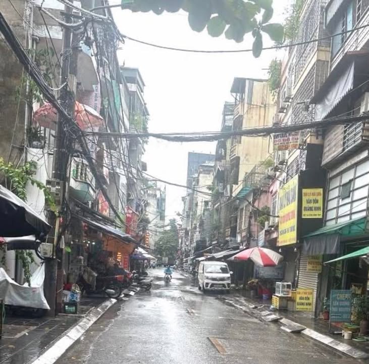 Mặt phố Hai Bà Trưng 33m² giá 14.2 tỷ - Vỉa hè rộng, ô tô tránh thoải mái!