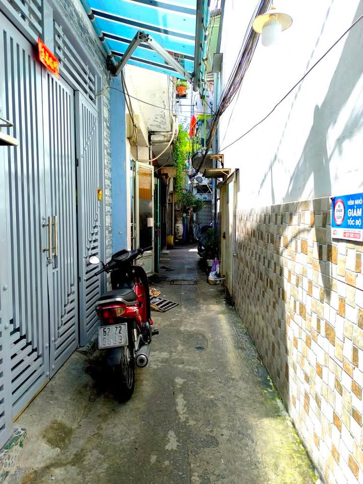 Bán nhà Quận 4 - Hẻm 692 Đoàn Văn Bơ - 24.5m² giá chỉ 2 tỷ - Sổ hồng riêng!