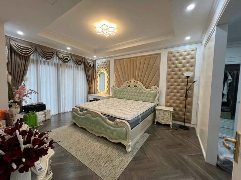 Căn hộ 4PN Royal City 180m² giá thỏa thuận - Nội thất cao cấp, sẵn sàng vào ở!