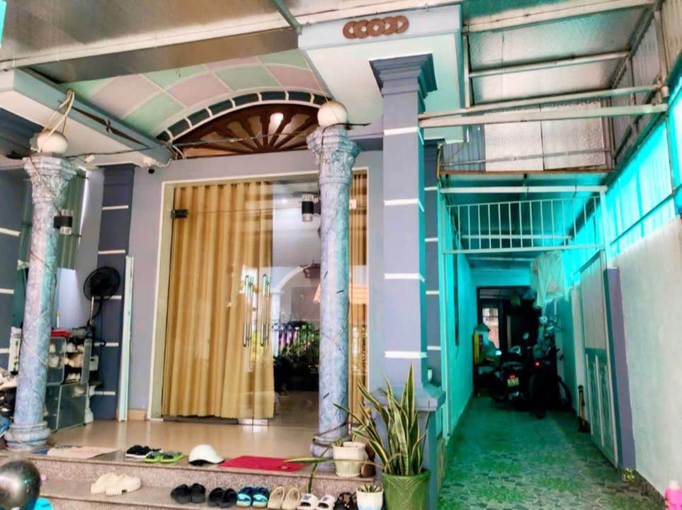 Nhà 2 tầng mặt đường Quang Trung, Uông Bí 90m² giá chỉ 2.2 tỷ - Đầy đủ tiện ích sống!