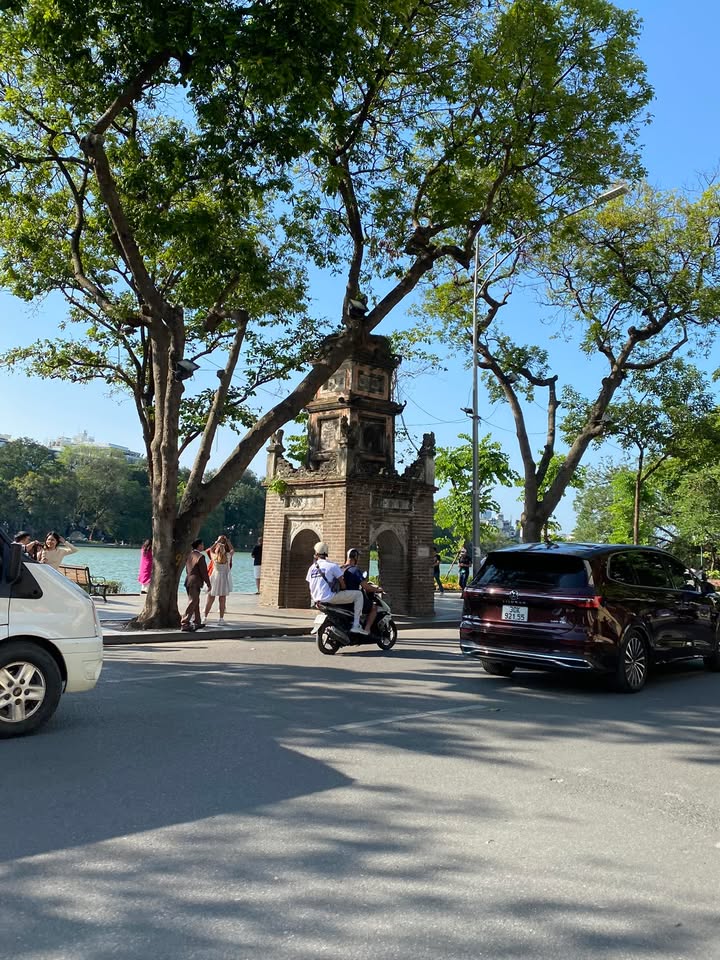 Nhà phố cho thuê Hàng Gai Hoàn Kiếm 120m² - Vị trí đắc địa, kinh doanh sầm uất!