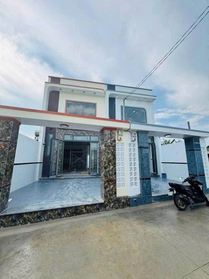 Nhà phố cao cấp 100% mới tại Bà Điểm - 100m² giá 4.38 tỷ - Sẵn sàng vào ở ngay!