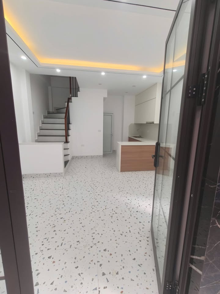 Nhà cho thuê 5 tầng tại Ngõ 377 Giải Phóng, Thanh Xuân 32m² - Full đồ cơ bản, phù hợp cho hộ gia đình!