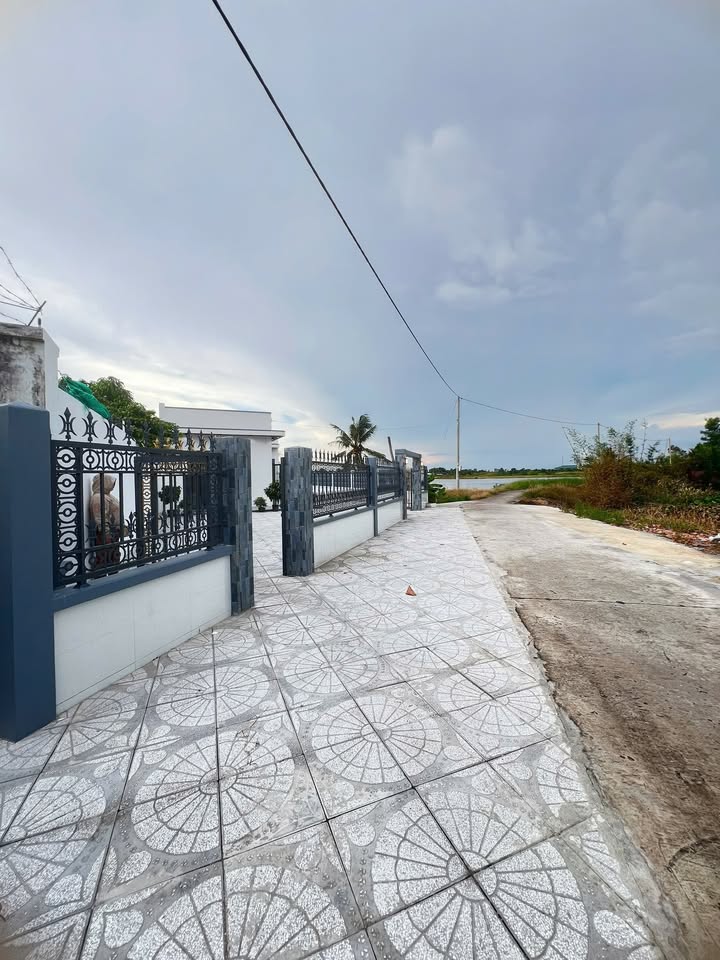 Nhà vườn mặt tiền lô góc Nguyễn Văn Nhàn 630m² giá 2.6 tỷ - Ô tô vào tận nhà!