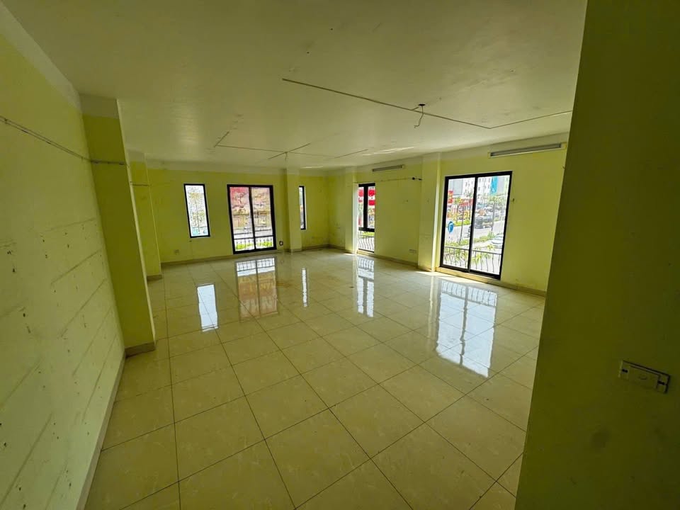 Cho thuê mặt bằng 2 tầng mặt đường Nguyễn Văn Cừ 135m² - Vị trí kinh doanh đắc địa!