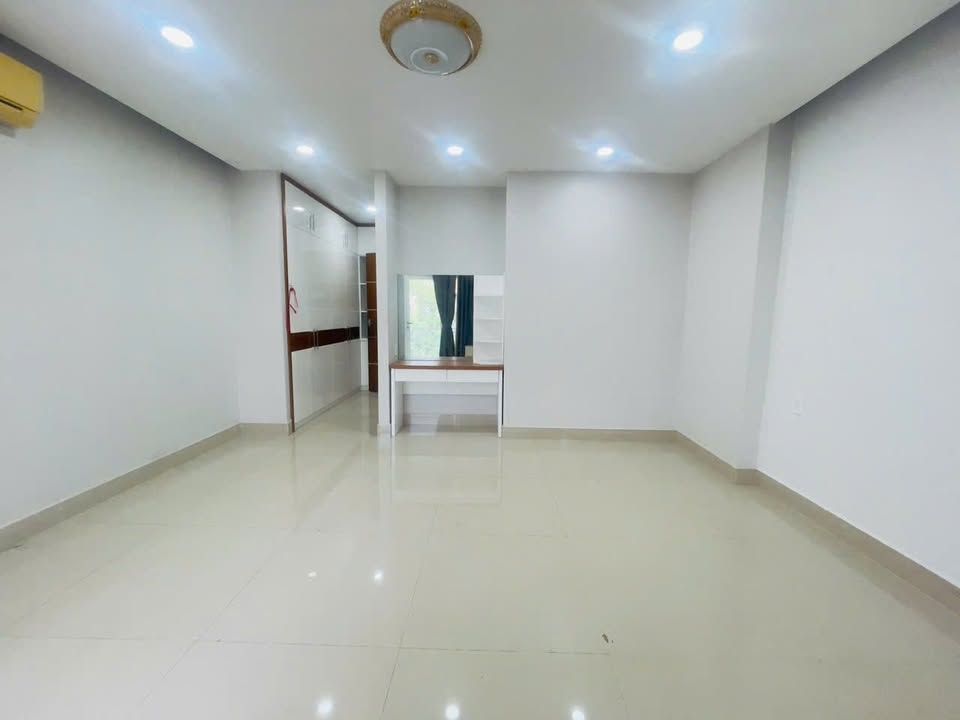 Nhà cho thuê nguyên căn mặt tiền hẻm xe hơi đường Nguyễn Thị Thập, 125m² giá 18 triệu - Phù hợp cho gia đình hoặc văn phòng!