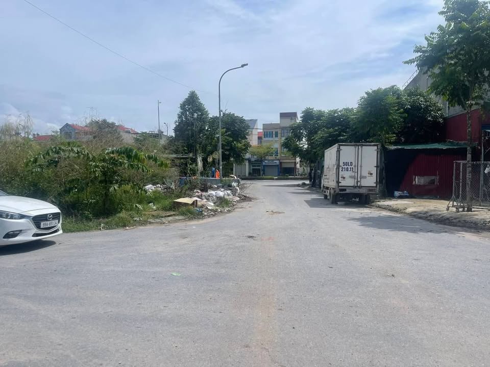 Bán Nhà Phố Góc Làn 2 Đường Nguyễn Văn Cừ - 210m² - Vị trí đắc địa!