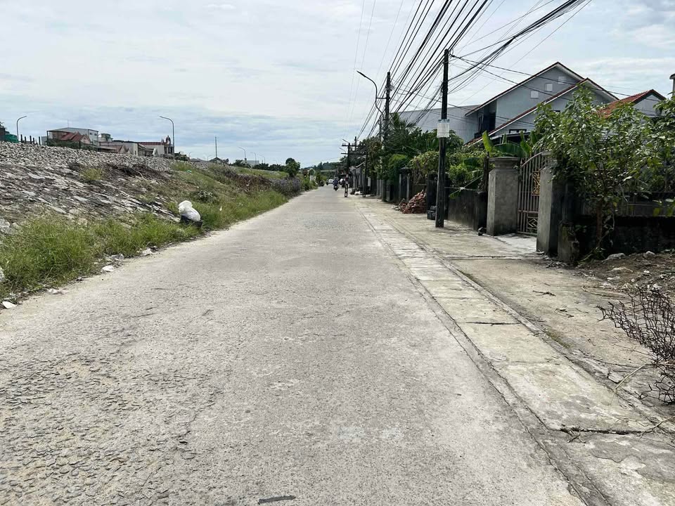 Nhà Mặt Tiền Dương Thiệu Tước 100m² giá 2.4 tỷ - Vị trí đắc địa cho kinh doanh!