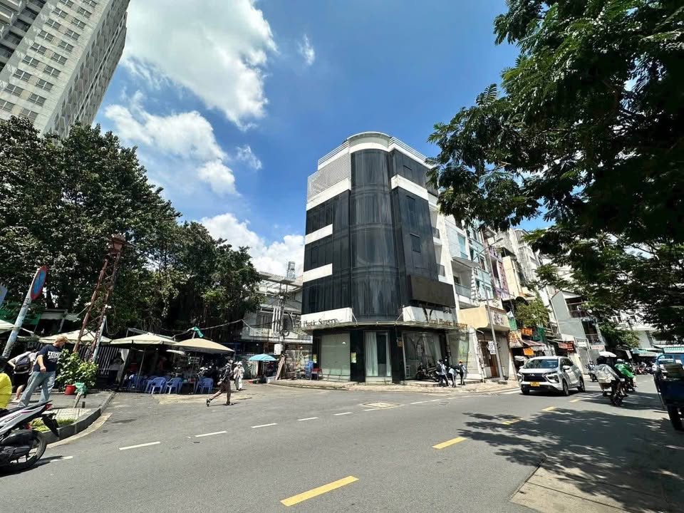 Cho thuê nhà góc 2 mặt tiền Thành Thái, Quận 10 - Diện tích 84m², thang máy hiện đại!