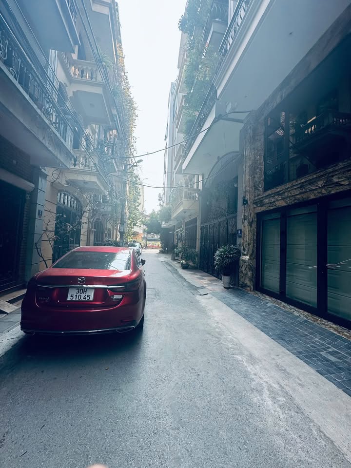 Nhà mặt phố Hoàng Cầu 68m² giá 26 tỷ - Đầu tư sinh lời tuyệt vời!