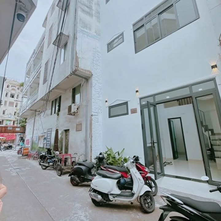 Nhà hẻm Lý Thái Tổ, Quận 10, 25m² giá 5.3 tỷ - Tiện nghi đầy đủ, thương lượng!