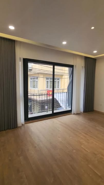 Nhà phố Võng Thị 50m² giá 18 tỷ - Sổ đỏ chính chủ, thang máy tiện nghi!