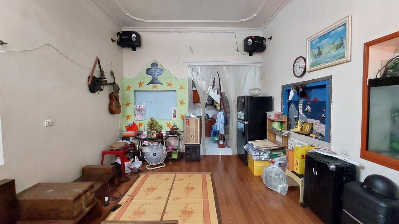 Nhà 2 tầng Miếu Hai Xã, Dư Hàng Kênh, Lê Chân 52m² giá 2.65 tỷ - Sân cổng riêng, tiện nghi đầy đủ!