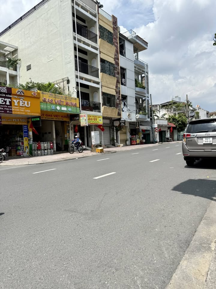 Nhà Mặt Tiền Nguyễn Kiệm, Phú Nhuận 138m² giá 25.99 tỷ - Căn góc hiếm có!