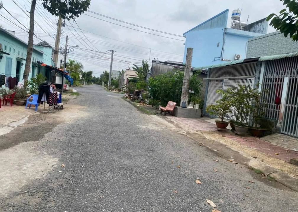 Nhà cấp 4 phường Long Châu, Vĩnh Long 81m² giá 1.55 tỷ - Đường lớn, khu dân cư sầm uất!