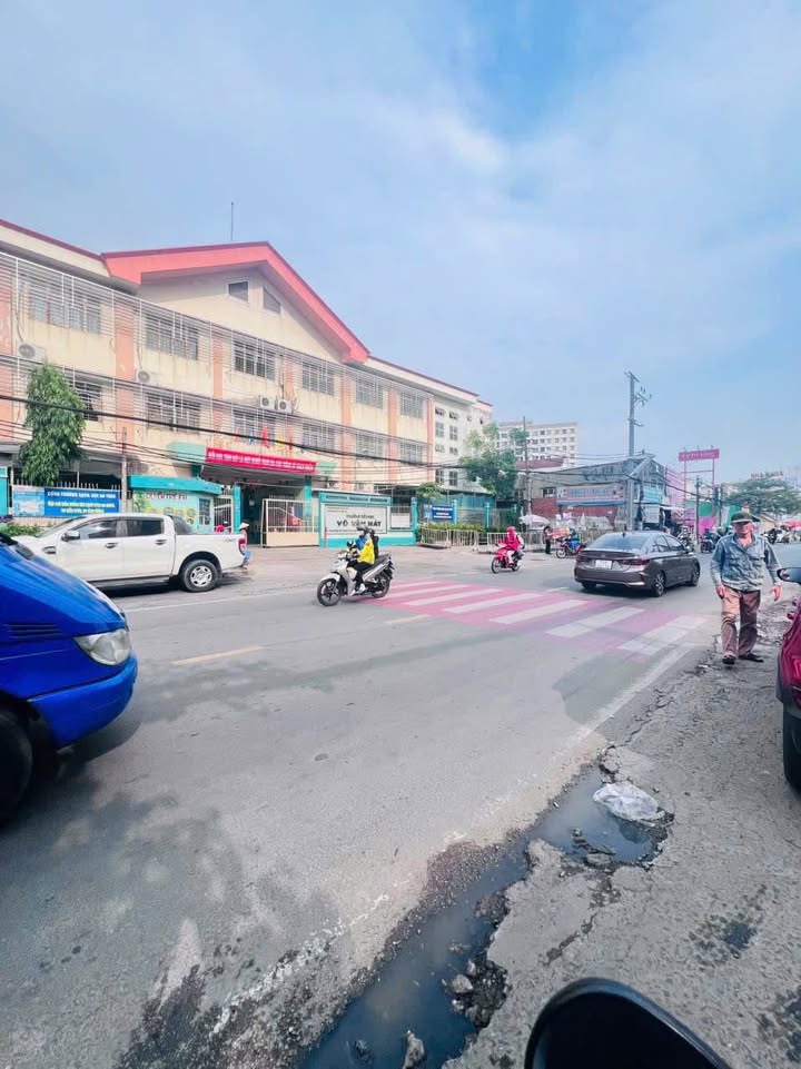 Nhà cấp 4 hẻm xe hơi Đỗ Xuân Hợp 182.12m² giá 12 tỷ - Tiện nghi, an ninh!