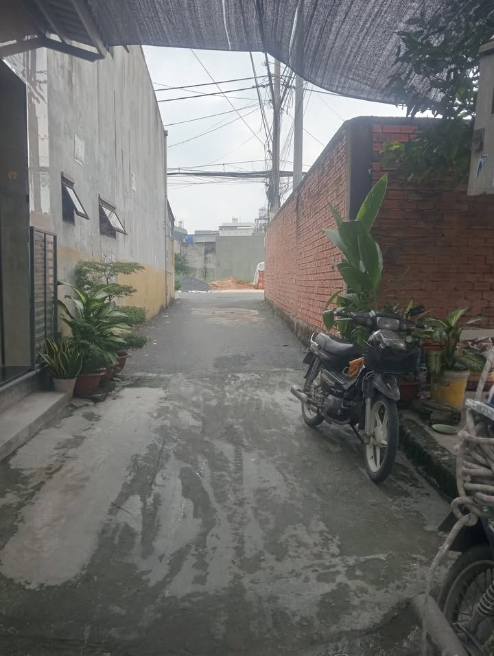 Nhà cấp 4 gác lửng Hóc Môn 44m² giá 1.49 tỷ - Vị trí đẹp, sổ hồng chính chủ!