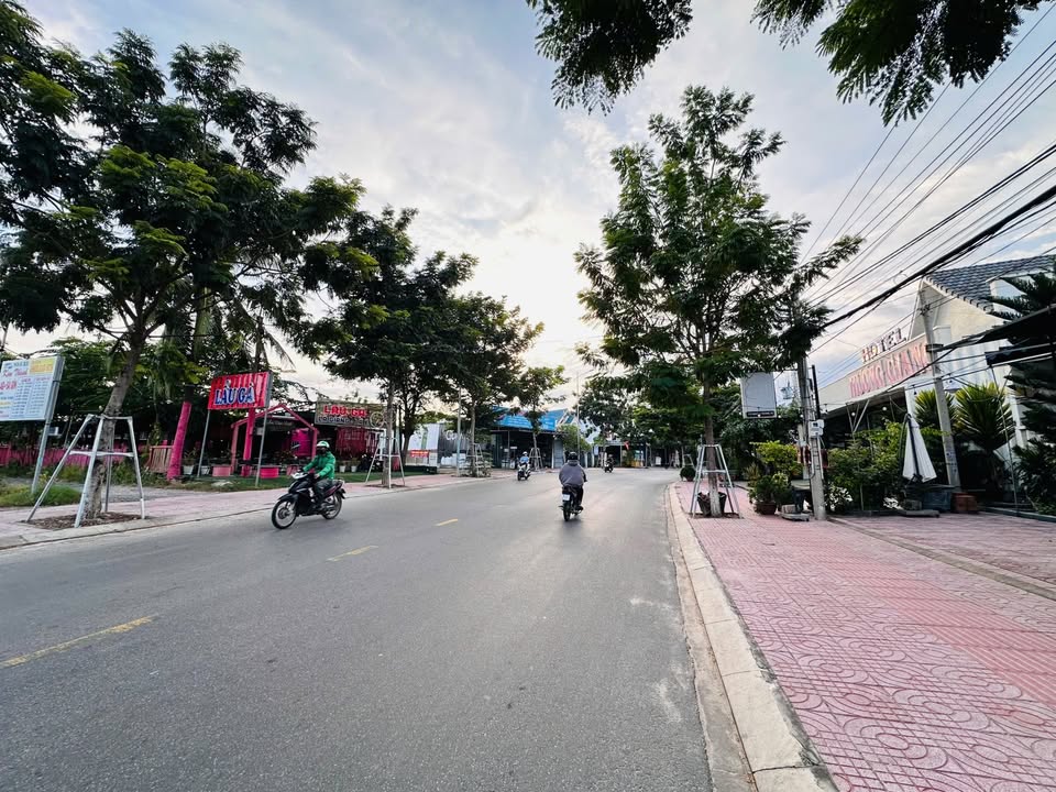 Đất nền kinh doanh mặt tiền đường Nguyễn Trường Tộ, La Gi, 289m² giá 5.5 tỷ - Cơ hội đầu tư sinh lời!