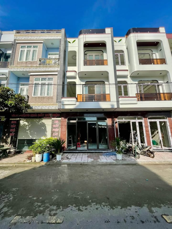 Nhà đẹp Dĩ An 70m² giá 5.8 tỷ - Full nội thất cao cấp, sẵn sàng vào ở!