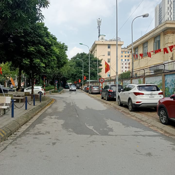 Townhouse Dịch Vọng Cầu Giấy 95m² giá 40 tỷ - Vị trí đắc địa cho kinh doanh!