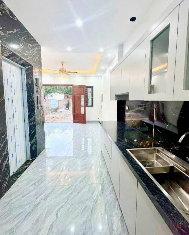 Nhà 5 tầng thang máy An Dương Vương, Tây Hồ - 7.8 tỷ, sẵn sàng ở ngay!